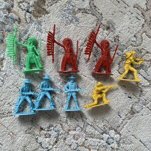 8 Vintage Cowboys & Indian Native American Plastic Figures Red Yellow Green Blue